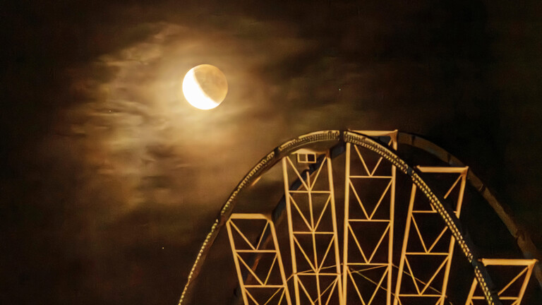 Mondfinsternis über dem Riesenrad am 7.9.2025