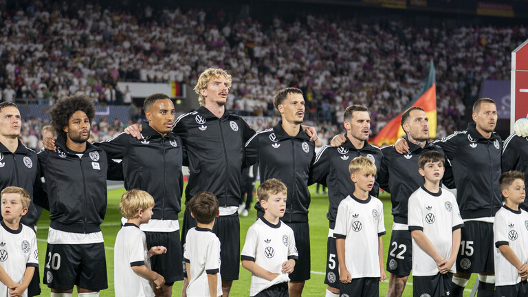 Deutsche Fußballnationalmannschaft und Kinder singen Nationalhymne (7.09.2025)