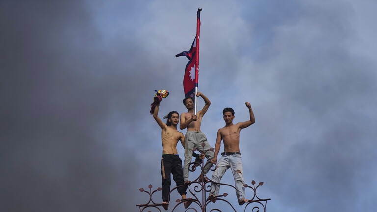 Demonstranten auf dem Dach des Ministerienpalastes Singha Durbar in Nepals Hauptstadt Kathmandu