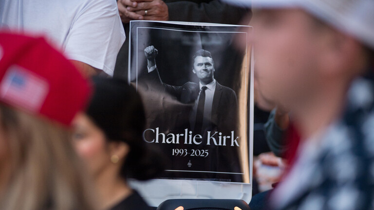 Trauerbekundung von Menschen in Lemont, Illinois (USA) nach Tod von Charlie Kirk u. a. mit seinem Bild in schwarz-weiß und dem Jahr seiner Geburt und seines Todes