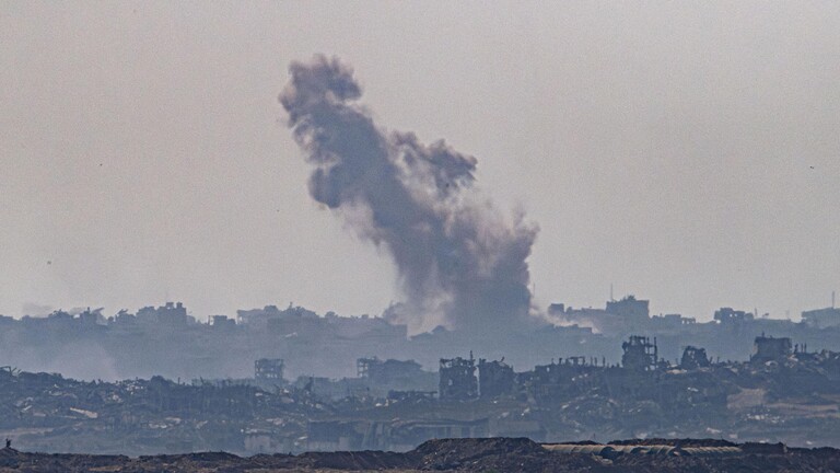 Staub und Rauch über dem Norden des Gazastreifens in Folge eines israelischen Angriffs, gesehen von der israelischen Stadt Sderot aus, aufgenommen am 17. September 2025