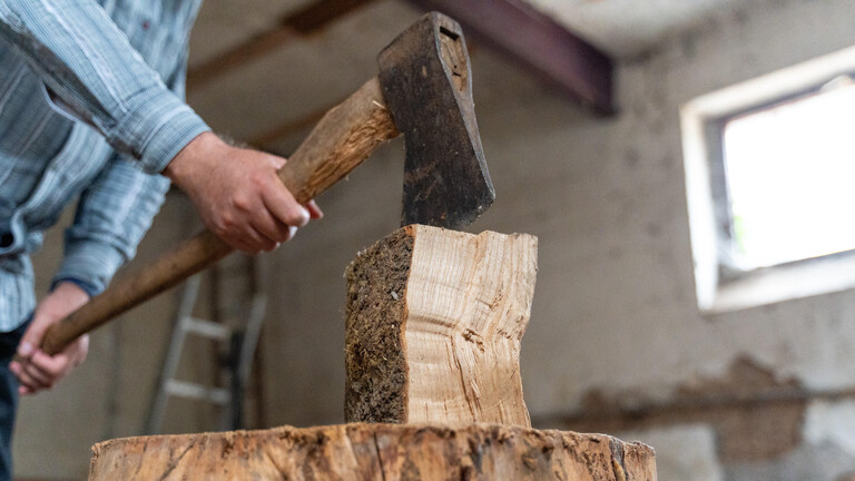 Ein Mann beim Holzhacken