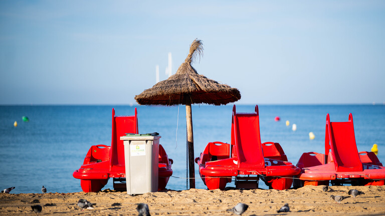 Sommer auf Mallorca: Frühmorgens nach dem Sonnenaufgang ist es ruhig am Strand in El Arenal.