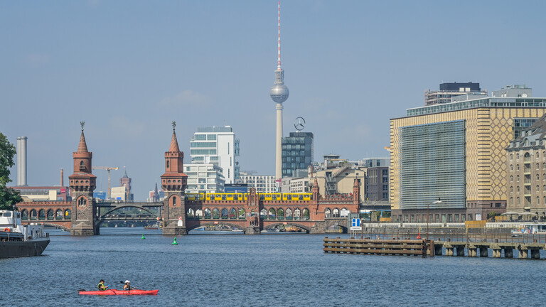 Blick auf die Oberbaumbrücke, den Fernsehturm und die Spree (Berlin, 09.09.2025)