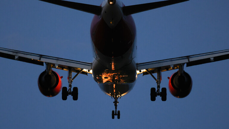 Landung eines Flugzeugs vor blauen Himmel (Berlin, 29.09.2025)