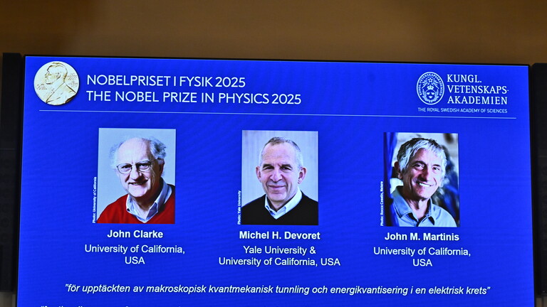 John Clarke, Michel H. Devoret und John M. Martinis wurden mit dem diesjährigen Nobelpreis für Physik ausgezeichnet, wie die Königlich Schwedische Akademie der Wissenschaften am 7. Oktober 2025 auf einer Pressekonferenz in Stockholm bekannt gab.