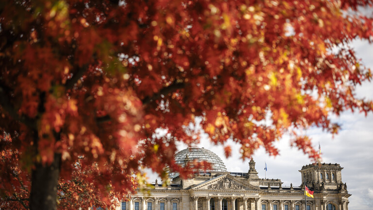 Blick auf das Reichstagsgebaeude mit herbstlich gefaerbtem Laub. Berlin, 15.10.2025.