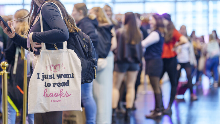 Besucherinnen und Besucher der Frankfurter Buchmesse