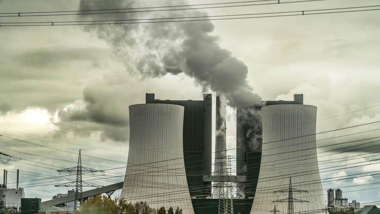 Das Braunkohlekraftwerk Schkopau, größtes Kraftwerk in Sachsen-Anhalt, im Oktober 2025