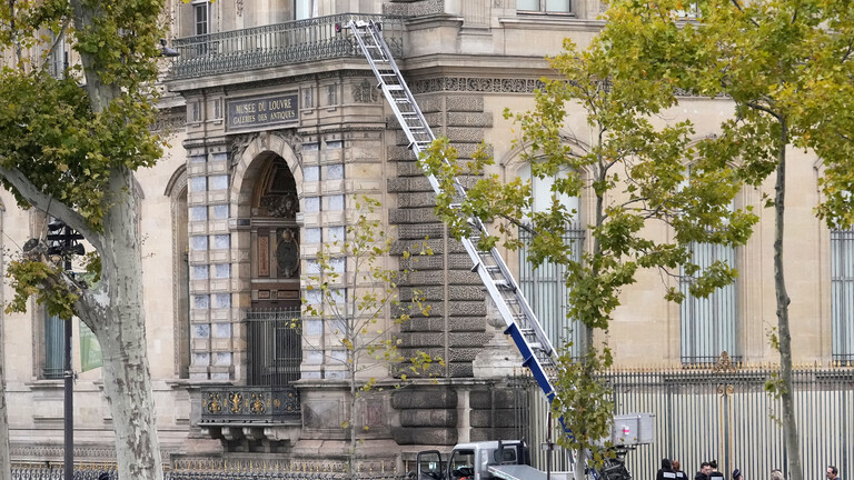 19.10.2025, Paris: Polizisten neben einem Lastenaufzug-Fahrzeug, mit dem Diebe ins Louvre eingestiegen sind.