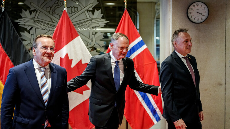 Boris Pistorius (l, SPD), Bundesminister der Verteidigung, und Tore Sandvik (r), Verteidigungsminister von Norwegen, werden von ihrem kanadischen Amtskollegen Davic McGuinty mit militärischen Ehren empfangen. (20.10.2025)