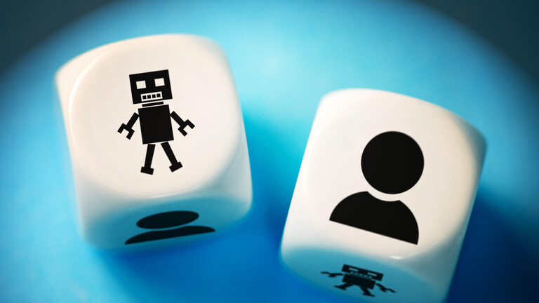 Zwei Würfel mit Symbolen von Mensch und KI, Fotomontage