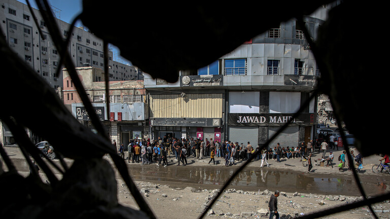 23. Oktober 2025, Gaza-Stadt, Gazastreifen, Palästinensisches Gebiet: Palästinenser stehen vor einer Bank Schlange, nachdem diese aufgrund des anhaltenden israelischen Krieges gegen den Gazastreifen in der vergangenen Zeit geschlossen war.