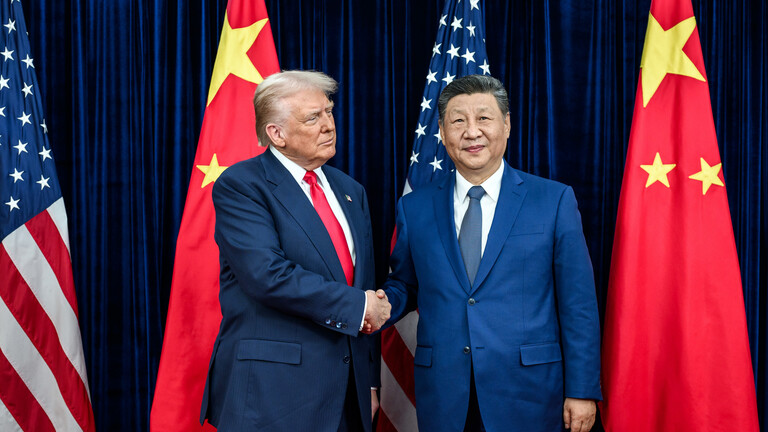 US-Präsident Donald Trump begrüßt den chinesischen Präsidenten Xi Jinping. Beide stehen vor der amerikanischen und der chinesischen Flagge.