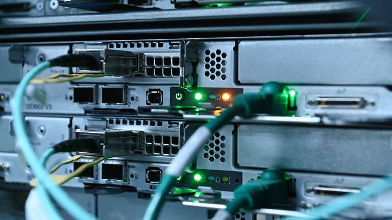 Nahaufnahme eines Servers mit Kabeln