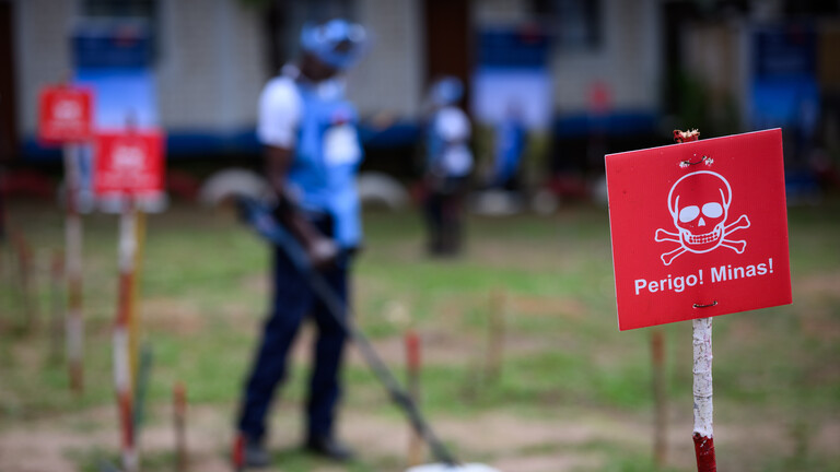 Minenräumer geht über ein abgesperrtes Feld