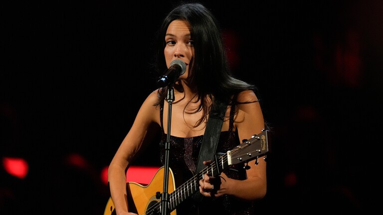Olivia Rodrigos spielt Gitarre und singt bei einem Auftritt in Los Angeles, USA (8.11.2025)