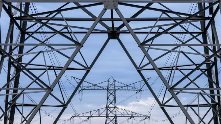 Ein 380-kV-Hochspannungsmast im Umspannwerk Doetinchem Langerak