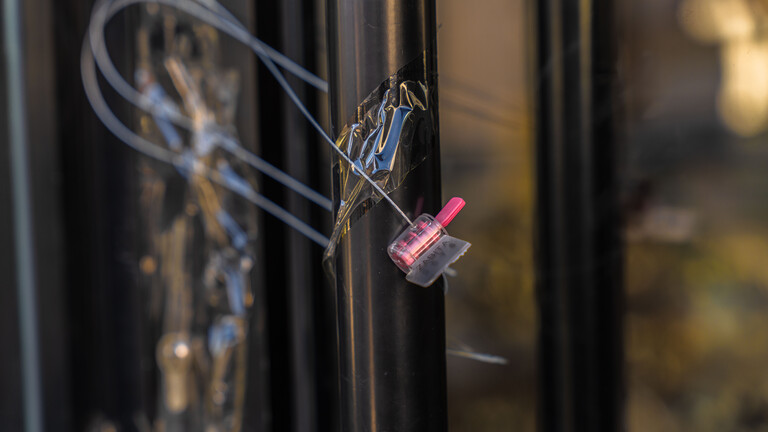 16.11.2025: Die Tür eines Hoteleingangs ist verplombt. Nach dem Tod einer Mutter und ihrer zwei Kinder aus Hamburg im Türkeiurlaub ist ihr Hotel in Istanbul evakuiert worden. Das Hotel war in den Fokus der Ermittlungen geraten, nachdem zwei weitere Touristen mit Vergiftungserscheinungen ins Krankenhaus eingeliefert worden waren.