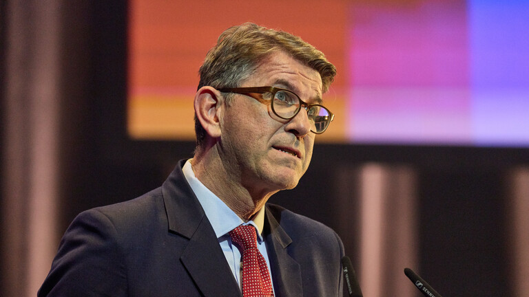 20.11.2025: Kulturstaatsminister Wolfram Weimer (parteilos), steht während der Verleihung des Deutschen Kurzfilmpreises 2025 im Kampnagel auf der Bühne.