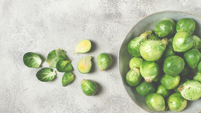 Frischer Rosenkohl, roh, Ansicht von oben, auf einem grauen Tisch