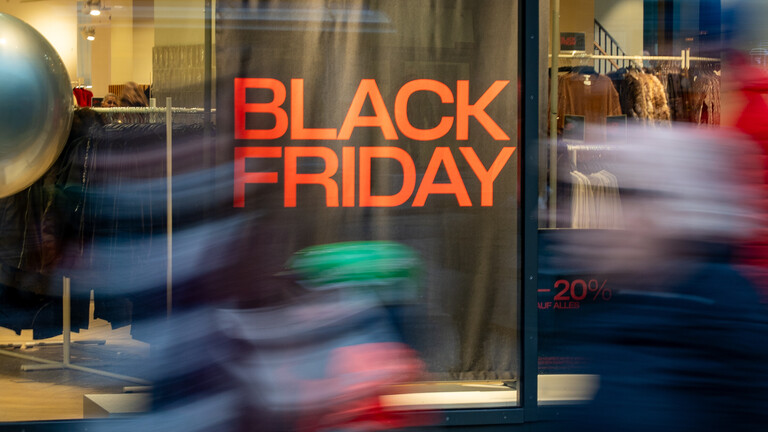 Werbung für Black Friday Angebote in einem Schaufenster in der Innenstadt von Wien in Österreich