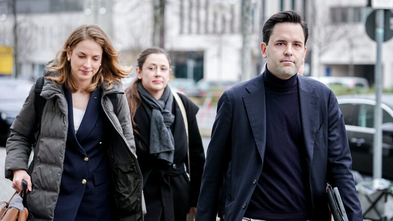 Johannes Winkel (r), Vorsitzender der Jungen Union (JU), Wiebke Winter (l), Fraktionsvorsitzende der CDU-Fraktion Bremen, und Jessica Steiner, Mitglied des CDU-Bundesvorstands, kommen zur Sitzung des CDU-Bundespräsidiums im Konrad-Adenauer-Haus (01.12.2025)