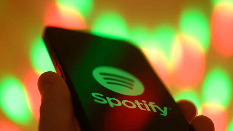 Das Logo des Musik-Streaminganbieters Spotify ist auf einem Smartphone zu sehen.