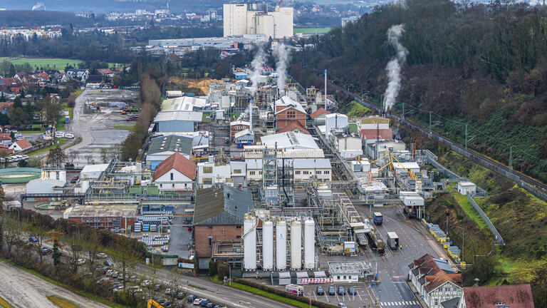 Werksansicht des Unternehmen Solvay Fluor GmbH. Das Werk Bad Wimpfen des belgischen Chemieunternehmens ist wegen gefährlicher Emissionen des Treibhausgases Schwefelhexafluorid (SF6) in die Kritik geraten.
