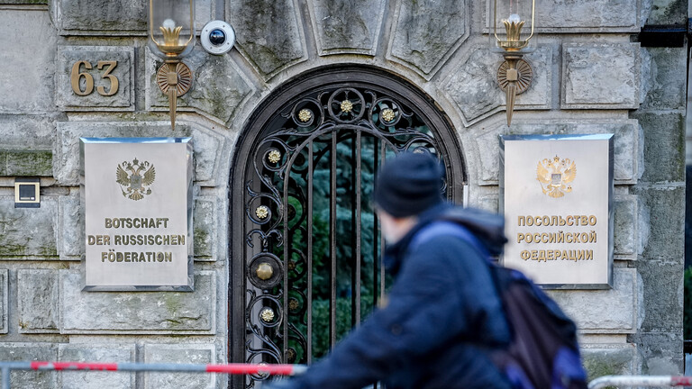 Radfahrer fährt an Russischer Botschaft in Berlin vorbei