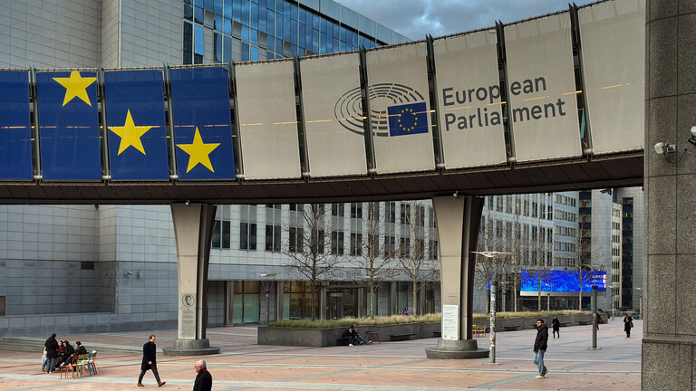 Logo des EU-Parlaments am Eingang des Gebäudes