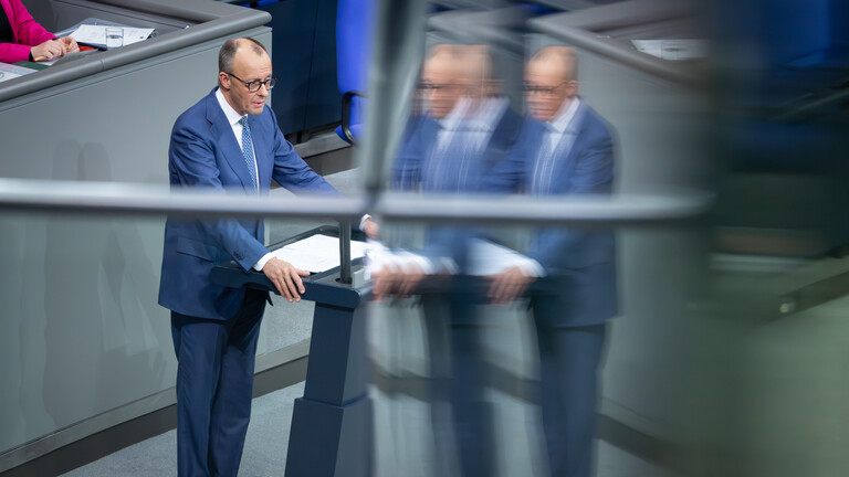Bundeskanzler Friedrich Merz (CDU) bei einer Rede im Bundestag (17.12.2025)