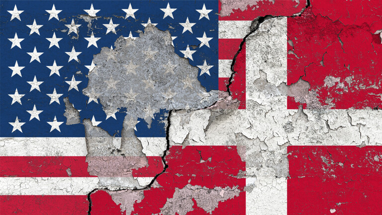 Collage der Nationalflaggen der Vereinigten Staaten von Amerika und Dänemarks auf einer Wand mit abgeplatzter Wandfarbe und einem grossen Riss (Symbolbild)