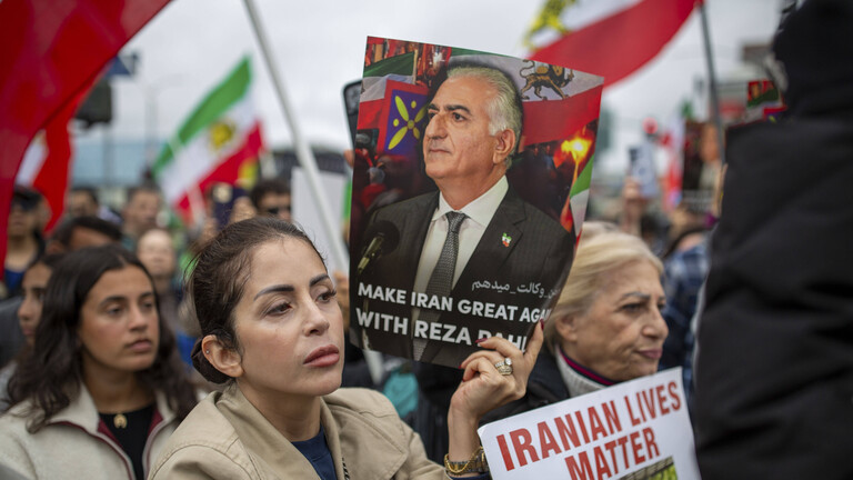 Eine Frau hält während einer Protestaktion gegen das derzeitige iranische Regime vor dem Bundesgebäude in Los Angeles, Kalifornien, am 4. Januar 2026 ein Schild mit dem Bild von Reza Pahlavi hoch.