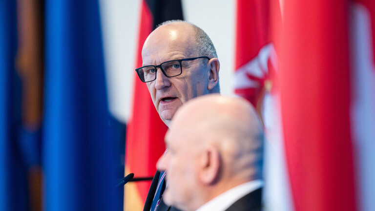 06.01.2026; Dietmar Woidke (SPD, hinten), Ministerpräsident von Brandenburg, und Robert Crumbach, aus dem BSW und der BSW-Fraktion ausgetretener Vize-Ministerpräsident, stehen in der Staatskanzlei von Brandenburg bei einem Statement zusammen.