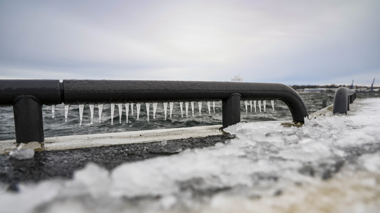 Eiszapfen haben sich am Ufer der Kiellinie gebildet