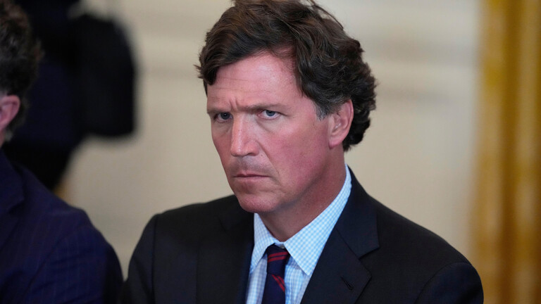 Tucker Carlson nimmt am Freitag, dem 9. Januar 2026, in Washington an einem Treffen mit Präsident Donald Trump und Führungskräften der Ölindustrie im East Room des Weißen Hauses teil.