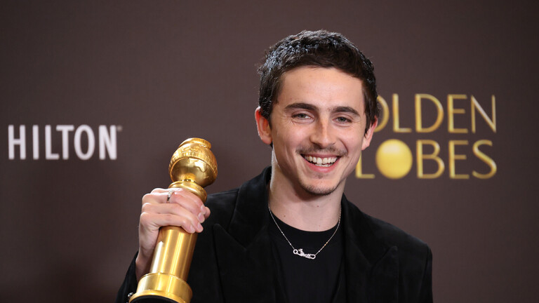 Timothée Chalamet mit Golden Globe Statue