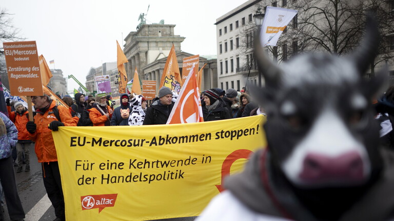 Demonstranten von attac bei einer Protestaktion, die sich auch gegen das Mercosur-Abkommen richtet
