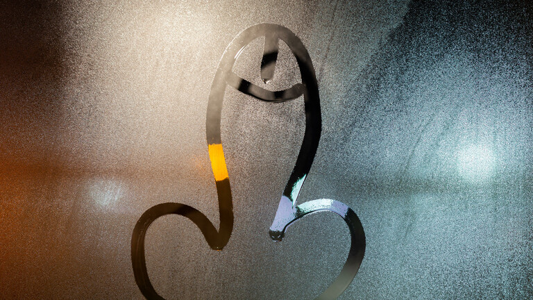 Ein auf eine beschlagene Fensterscheibe gezeichnetes Penis-Symbol