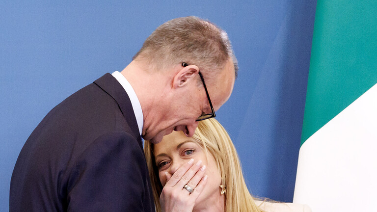 Bundeskanzler Friedrich Merz und Italiens Ministerpräsidentin Giorgia Meloni umarmen sich und lachen bei Regierungskonsultationen in Rom (23.01.2026)