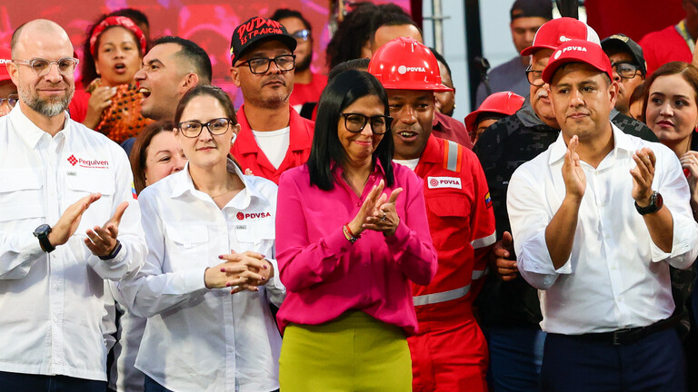 Die amtierende venezolanische Präsidentin Rodriguez nimmt an einer Kundgebung teil, nachdem beschlossen wurde, den Ölsektor des Landes für die Privatisierung zu öffnen.