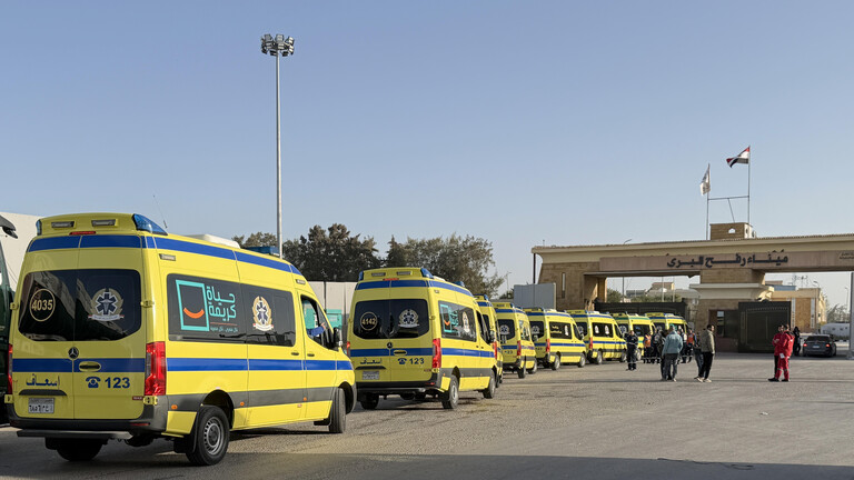 Krankenwagen stehen am Grenzübergang Rafah zwischen dem Gazastreifen und Ägypten