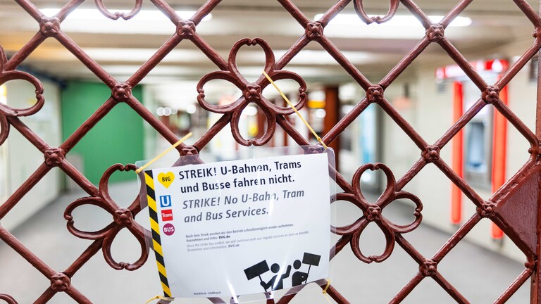 Gesperrter Zugang zu einer U-Bahn Station während des Warnstreik bei den Berliner Verkehrsbetriebe ( BVG ) in Berlin.