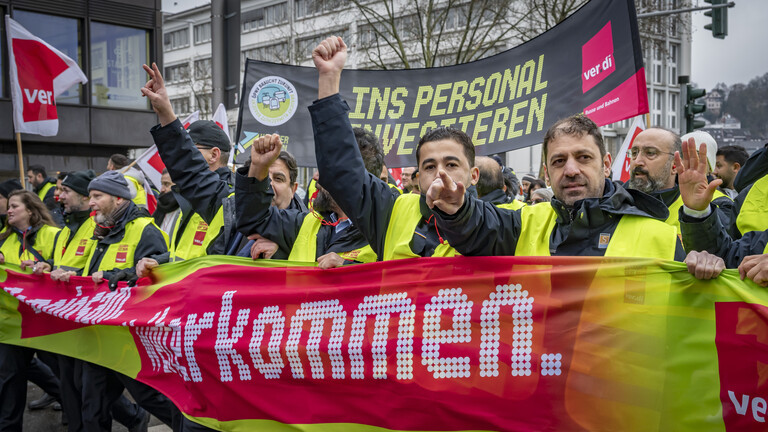 Beschäftigte des öffentlichen Personennahverkehrs und Verdi-Mitglieder demonstrieren in der Saarbruecker Innenstadt (Saarbrücken, 02.02.2026)