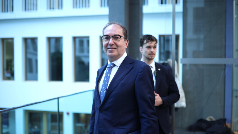 Bundesinnenminister Alexander Dobrindt steht mit Akten unterm Arm auf einem Gang (10. 02.2026, Berlin)