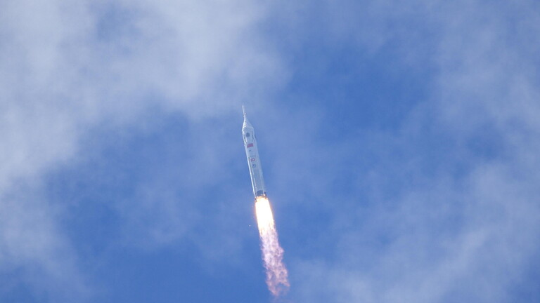 Raketentest: Eine chinesische Rakete hebt ab vor blauem Himmel