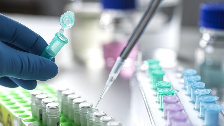 Wissenschaftler pipettiert DNA-Probe in einem Biotechnologielabor