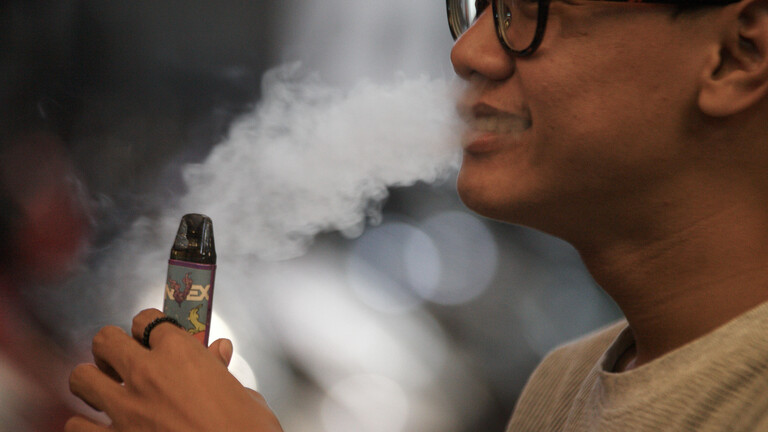 Ein indonesischer Jugendlicher mit seiner Vape in Bekasi, West Java im Februar 2026