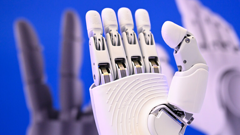 Weiße Hand eines Roboters